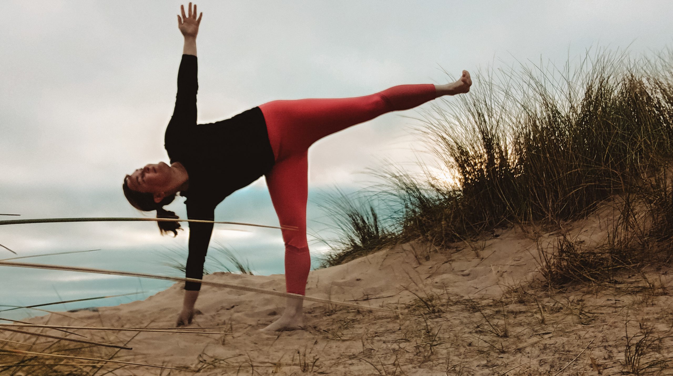 You are currently viewing La posture de Yoga : la Demie Lune – Ardha Chandrasana